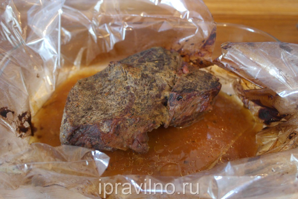 Nehmen Sie das Fleisch für 20 Minuten wieder in den Ofen, so dass das Rindfleisch mit einem kleinen Knäckebrot bedeckt ist