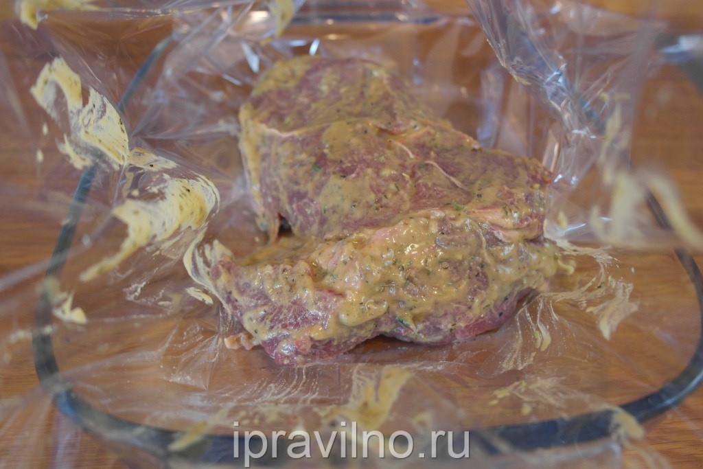 Beef Daubs gekocht   Senfsauce   Legen Sie das Fleisch zum Backen in eine Tüte (Hülse)
